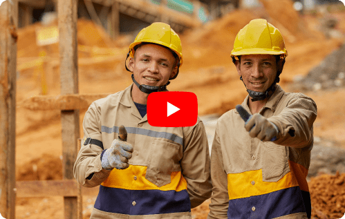 Dos colaboradores de Coninsa con casco amarillo en una obra